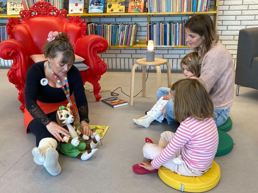 Læs med små børn - det stimulerer deres sprogudvikling